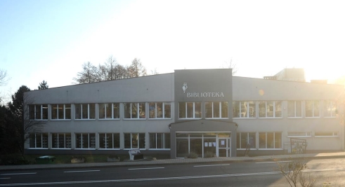Budynek miejskiej biblioteki w Jastrzębiu-Zdroju od strony ulicy Wielkopolskiej